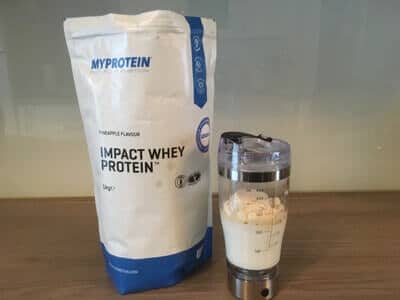 myprotein-impact-whey-test-shaker-mit-mit-milch-und-pulver